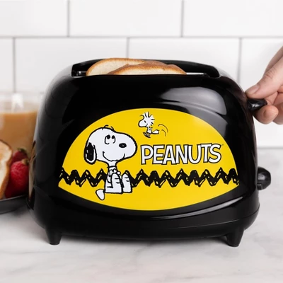 Uncanny Brands Peanuts Snoopy Toaster 4 Uncanny Brands Peanuts Snoopy Toaster - Image 2