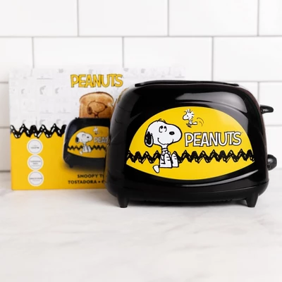 Uncanny Brands Peanuts Snoopy Toaster 6 Uncanny Brands Peanuts Snoopy Toaster - Image 4